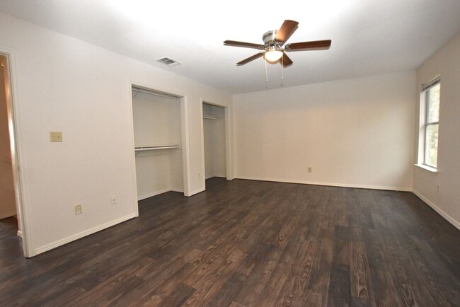 Building Photo - 921-923 Sagewood Trail