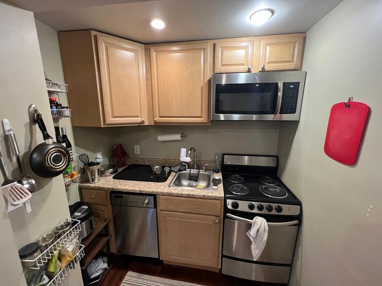 Building Photo - 735 Somerville Ave