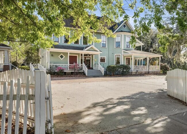 Building Photo - 205 SE 7th St