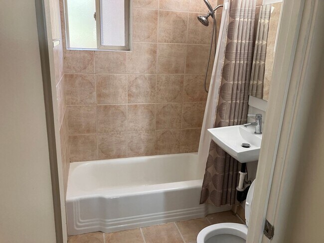 Building Photo - Newly remodeled apartment walk to the lake