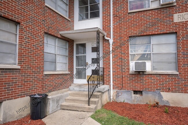 Building Photo - 2525 Lakeview Ave