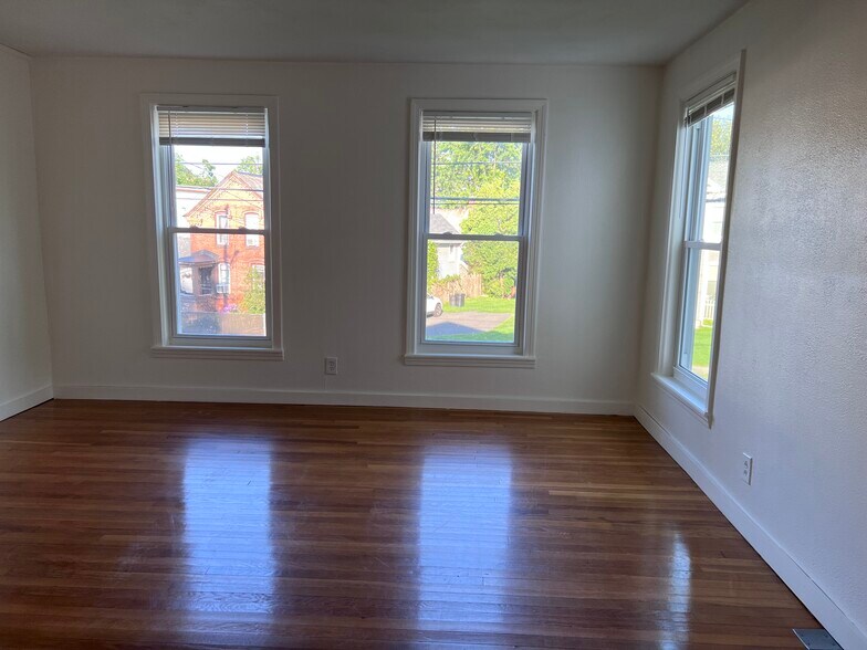 Building Photo - 15 Lamb St