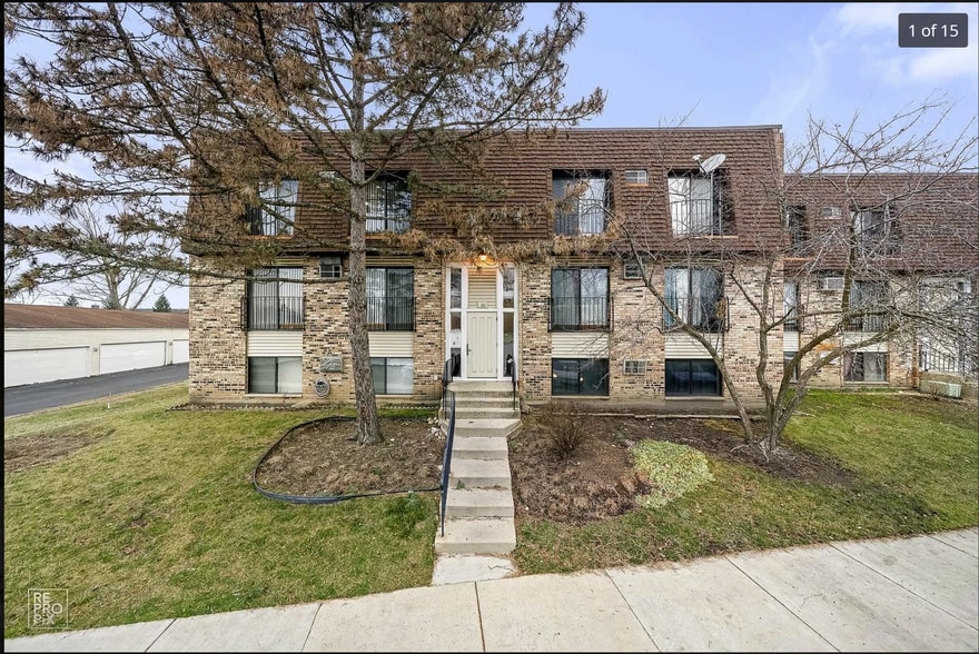 Building front view - 180 S Waters Edge Dr