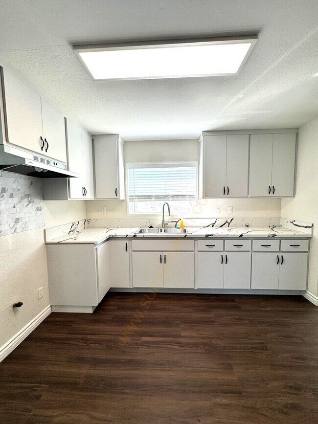 Building Photo - 728 E Grand Ave