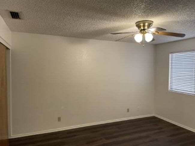 Building Photo - Move in ready.  Call for a showing. (928) ...