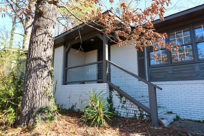 Building Photo - Large Family Home Pell City, AL