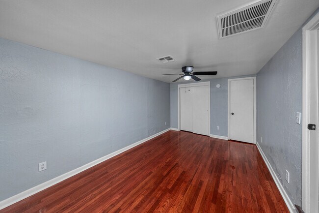 Building Photo - 1709 NW Oak Ave