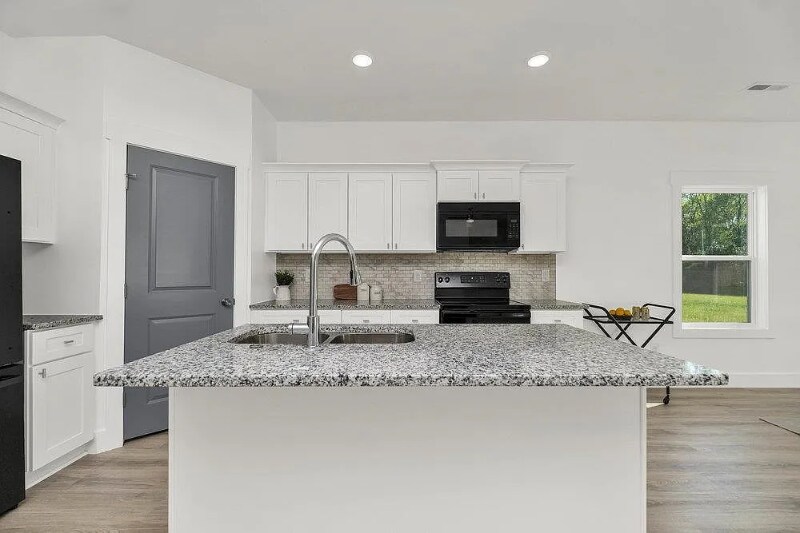 Building Photo - 206 Essex Dr