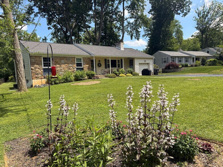 Building Photo - 1349 Sweet Briar Rd