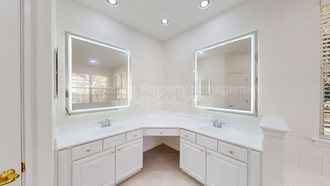 Building Photo - 10061 Vineyard Lake Rd E