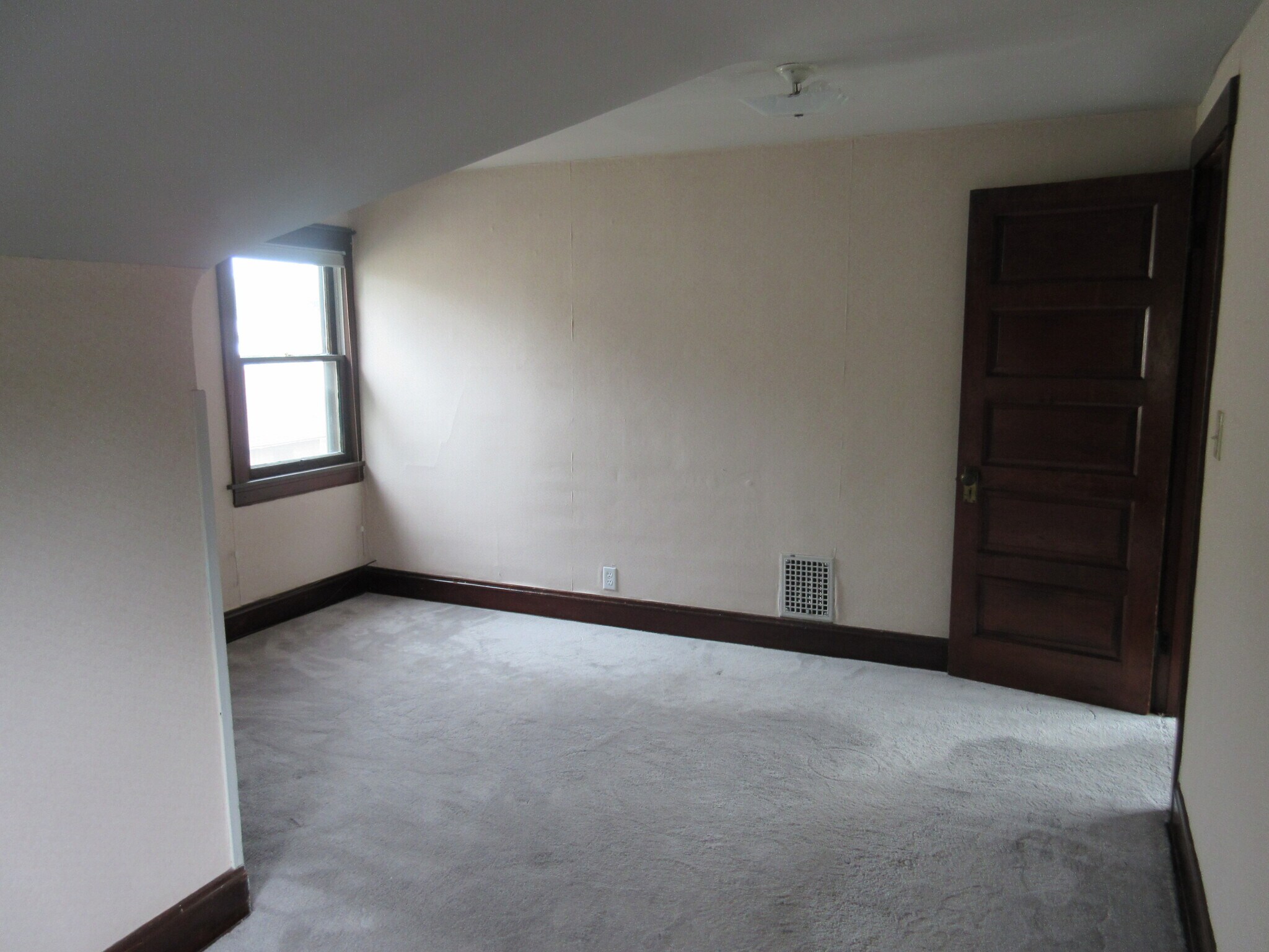 Building Photo - 210 Frame Ave