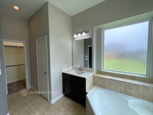 Building Photo - 30702 Basil Trace Dr