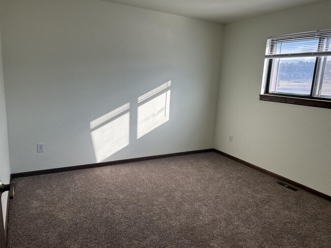 Building Photo - 778 Moccasin Trail
