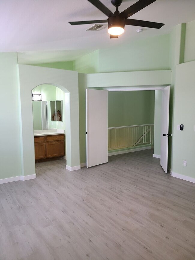 Building Photo - 3 BDRM 2.5 BATH GATED TOWNHOME