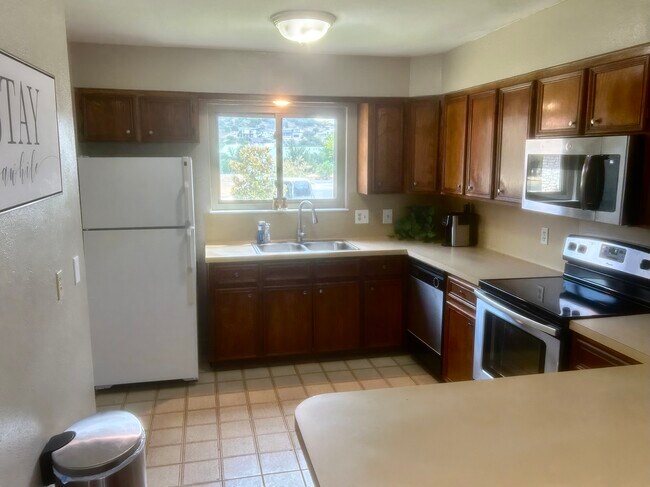 Building Photo - 300 Lucy Ln