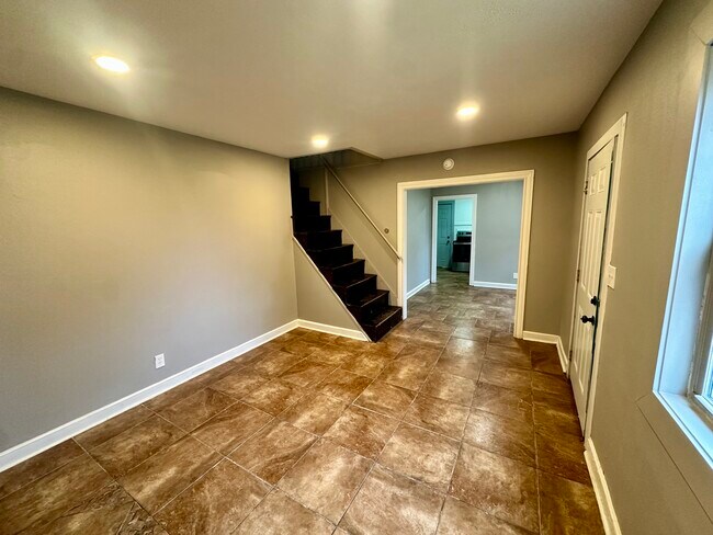 Building Photo - 132 King St