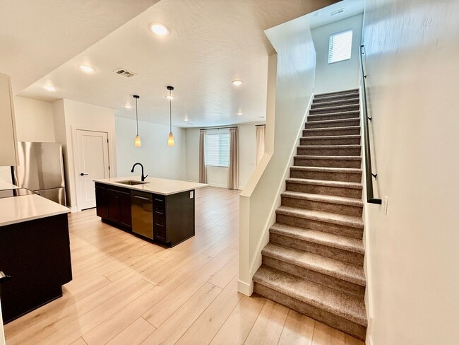 Building Photo - Spacious 3-BR Townhome in Washington