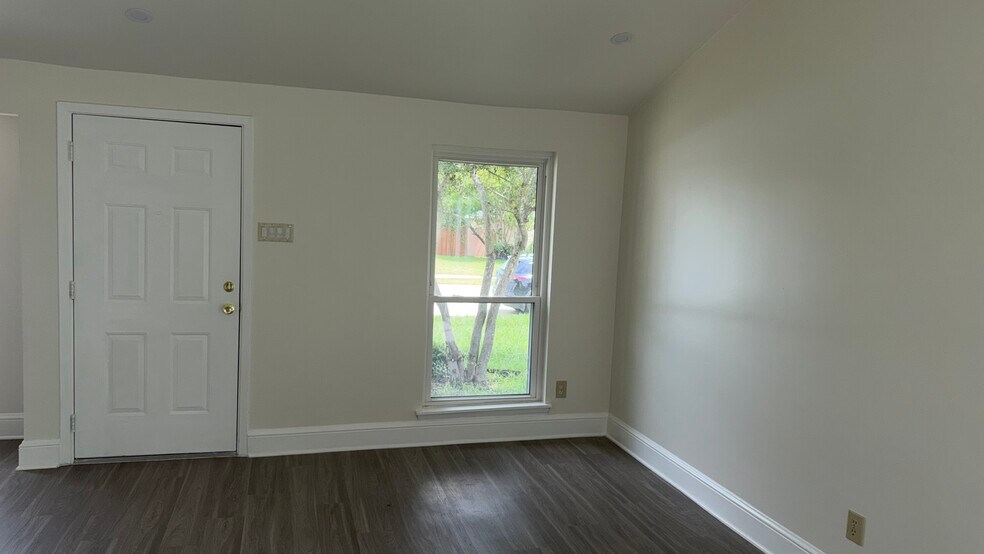 Building Photo - 2122 Sharpshire Ln
