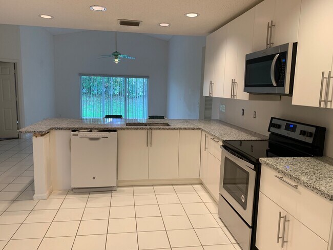 Building Photo - 2444 Stonegate Dr