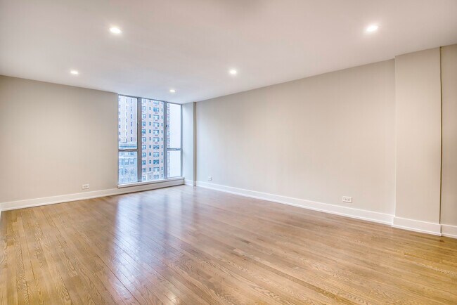 Building Photo - 227 E Walton Pl