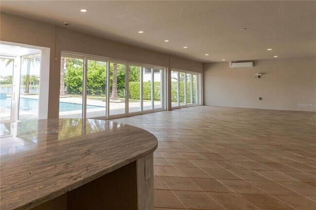 Building Photo - 13125 Casabella Dr