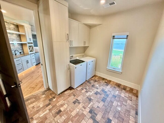 Building Photo - Luxury Golf Retreat in Berthoud with Breat...