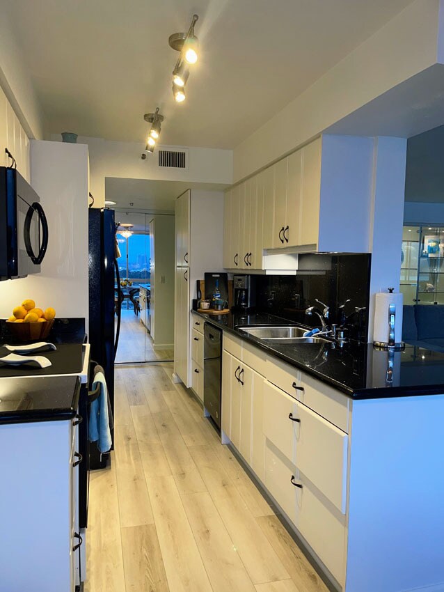 Plenty of storage - 1710 Avenida Del Mundo