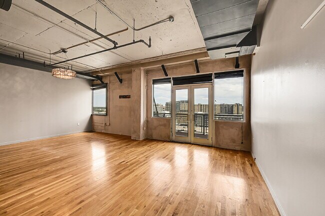 Building Photo - $2,000, 1 bed, 1.5 bath located in downtow...