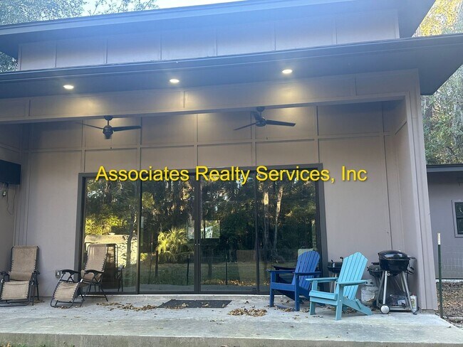 Building Photo - Modern Industrial 2Bed/2Bath Plus Loft in NW Gainesville