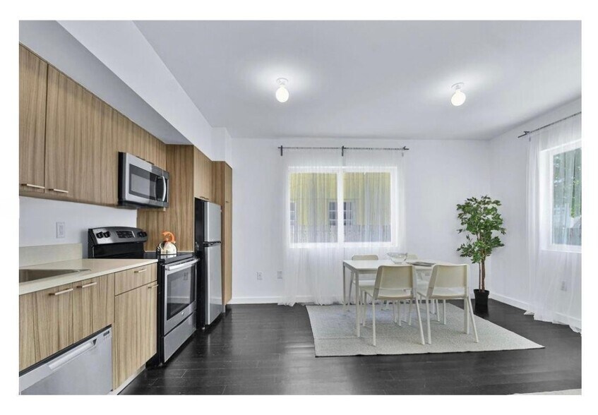 Building Photo - 557 Michigan Ave