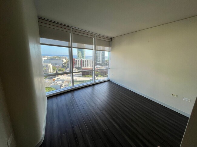 Building Photo - Moana Pacific (Honolulu/Ala Moana) 2 bedroom + den with central AC and 2 covered parking