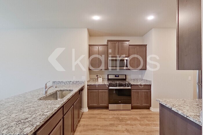 Building Photo - 301 St James Pl