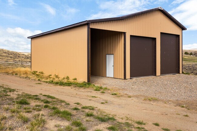 Building Photo - Spacious 6-bedroom, 4.5-bathroom home is i...