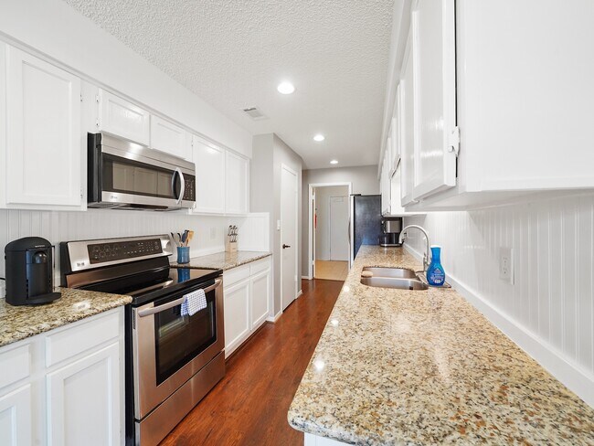 Building Photo - 2239 Highland Hills Dr