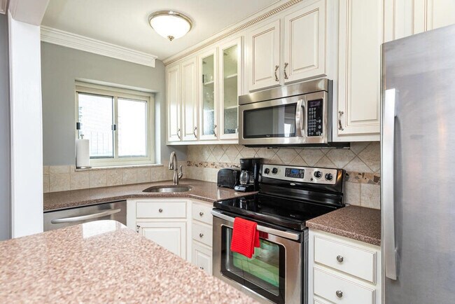 Building Photo - 300 W Peachtree St NW