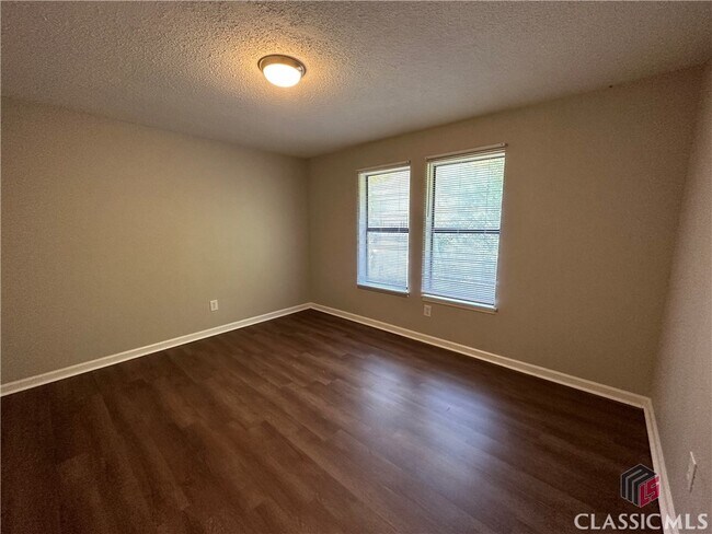 Building Photo - 120 Pinehurst Ct