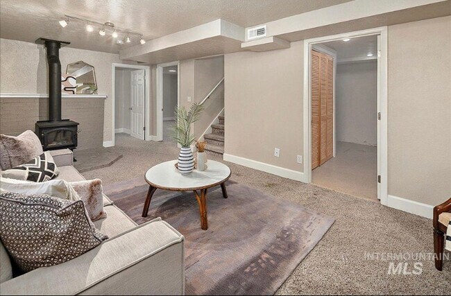 Building Photo - 4 Bed 2 Bath in Boise!