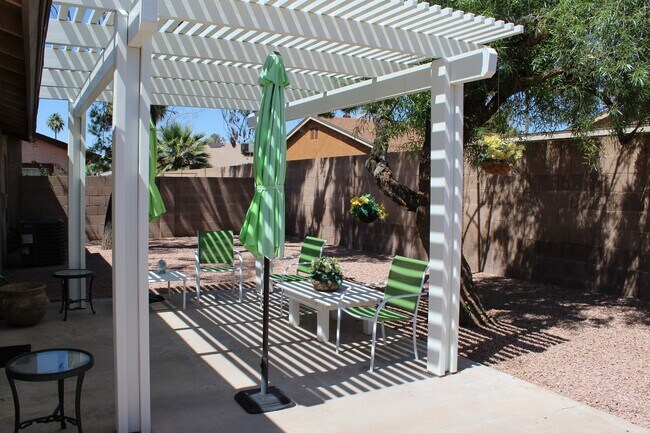Building Photo - South Scottsdale Home with garage and priv...