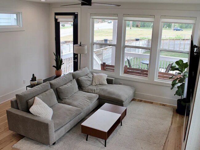 Building Photo - Modern Downtown Nashville 4 Bed, 3.5 Bath Home with Designer Finishes and Fully Fenced Backyard