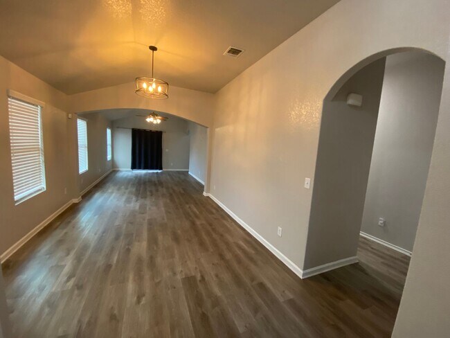 Building Photo - 3/2 Single Story ~ Conveniently located to...