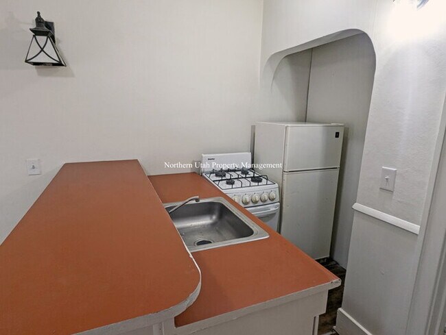 Building Photo - 1 Bed 1 Bath Unit
