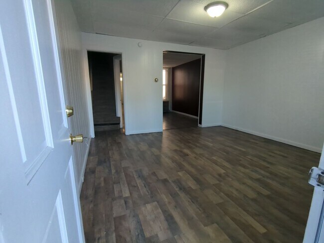 Building Photo - Recently renovated 4/5 Bedroom house in West York School District
