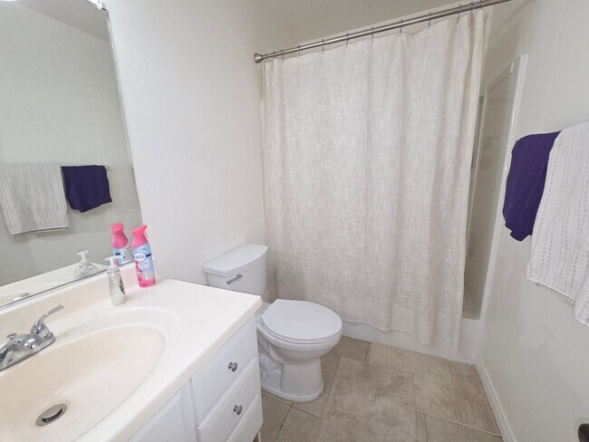 Building Photo - Spacious 2 Bedroom 2 Bath Upstairs Condominium