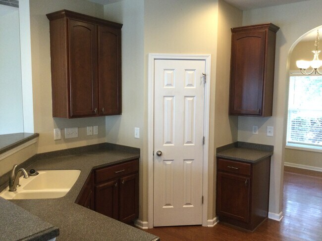 Building Photo - 88 Killington Dr