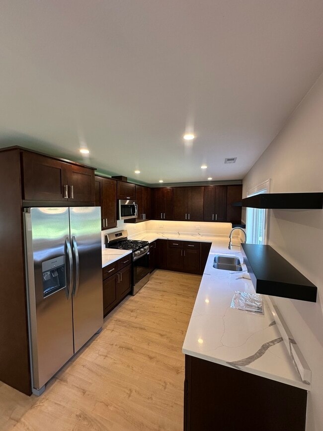 Building Photo - 15018 Huntington Ct