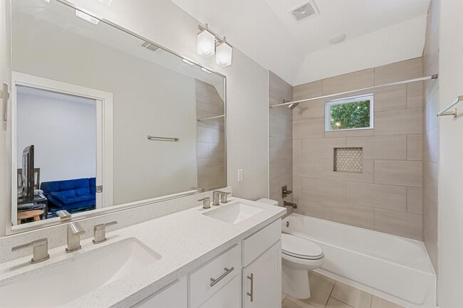 Building Photo - 707 Apogee Trl