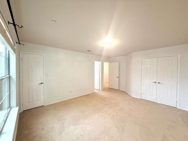 Building Photo - 3217 Judge Holland Ln