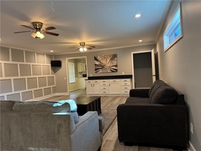 Building Photo - 207 E Maple Ave