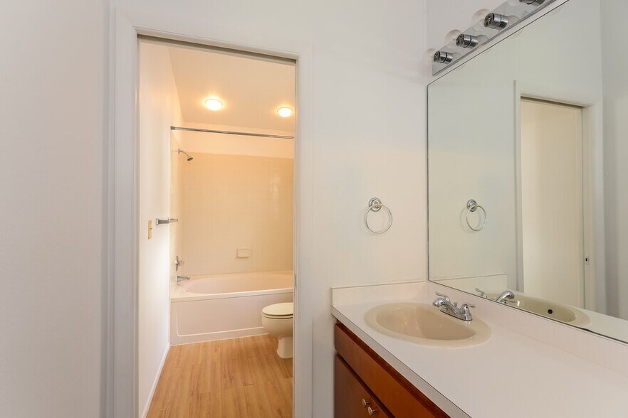 Building Photo - 1124 Blufield Ave