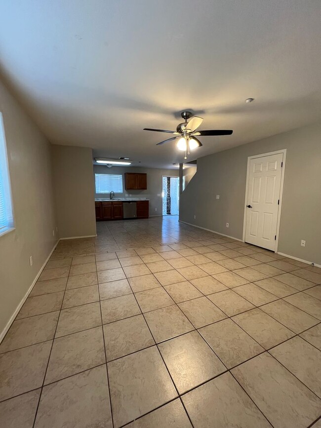 Building Photo - 2 Bedroom 1.5 Bath  Move in Ready in North...